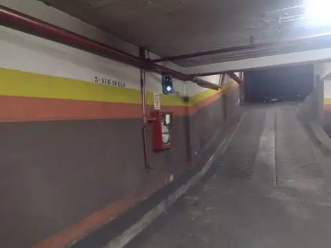 VENTA COCHERA FIJA TECHADA EN EDIFICIO MONSERRAT