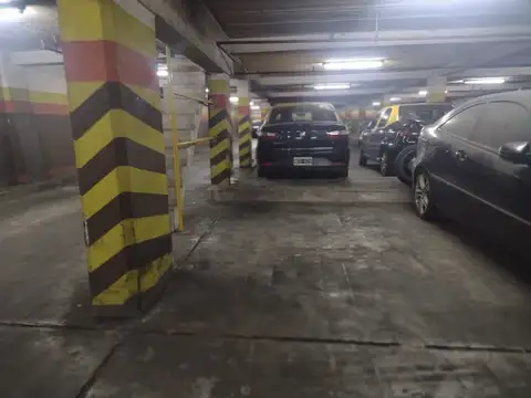 VENTA COCHERA FIJA TECHADA EN EDIFICIO MONSERRAT