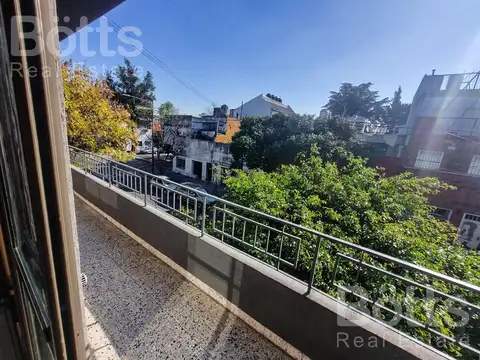 VENTA PH EN FLORESTA CON PATIO Y COCHERA