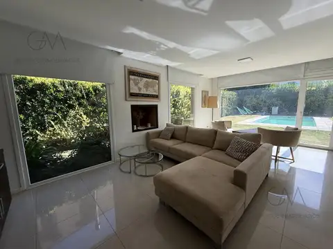 Casa en Venta con 2 cocheras