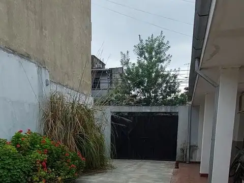 Casa 7 ambientes con 2 baños