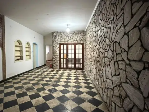 Casa en Alquiler con 2 cocheras