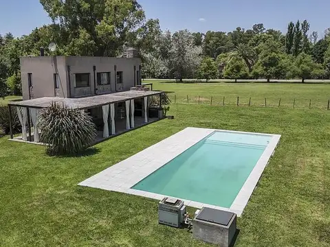 Casa en venta en lote central de Chacras del Molino.