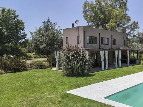 Casa en venta en lote central de Chacras del Molino.
