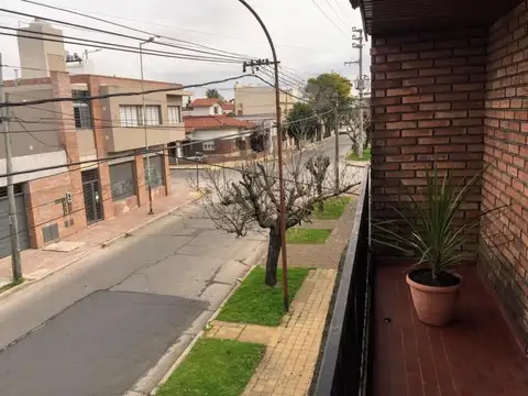 Excelente departamento con gran patio quincho y lavadero 