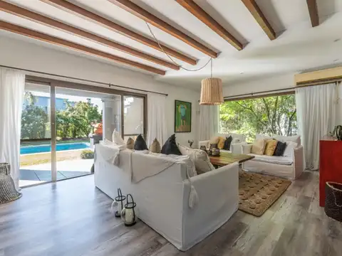 Casa en Venta con 2 cocheras