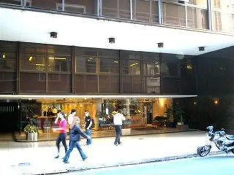 Excelente Local u oficina con entrada independiente sobre Peatonal Reconquista. ES APTO GASTRONOMIA.