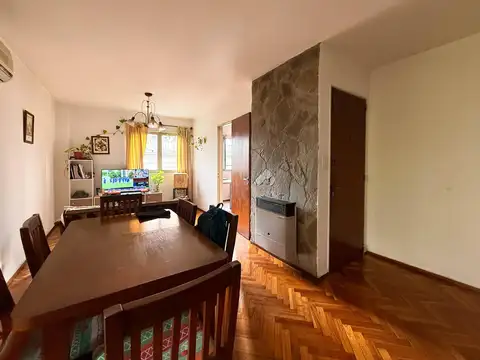 Departamento de 2 dormitorios con cocina separada y balcón en centro de Rosario