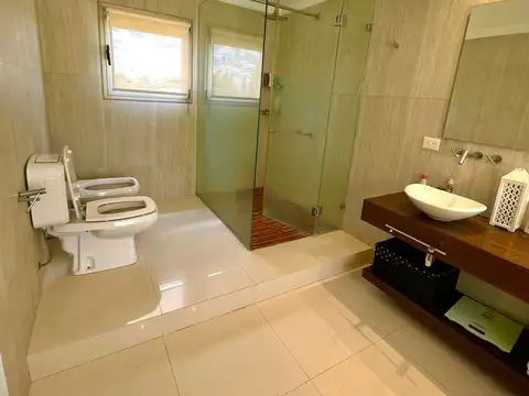 Casa en Alquiler con 2 cocheras