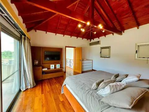 Casa en Alquiler con 2 cocheras