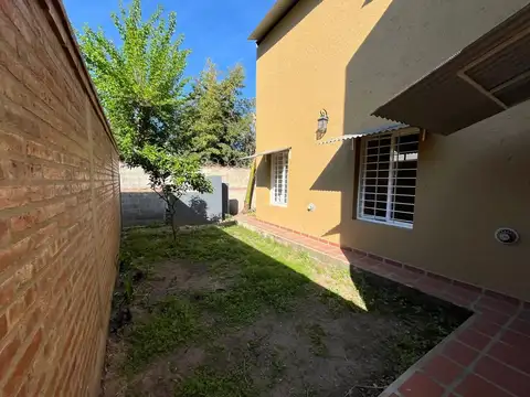 Alquiler PH de 2 Dormitorios con cochera en Housing, Jardin y Patio. Alquiler incluye impuestos