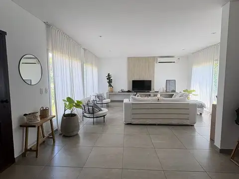 Casa 5 ambientes con 3 baños