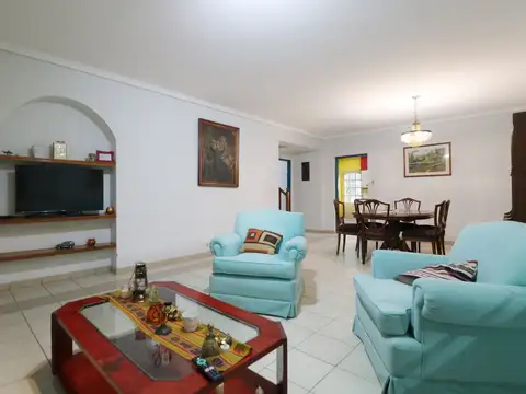 Casa en Venta con 2 cocheras
