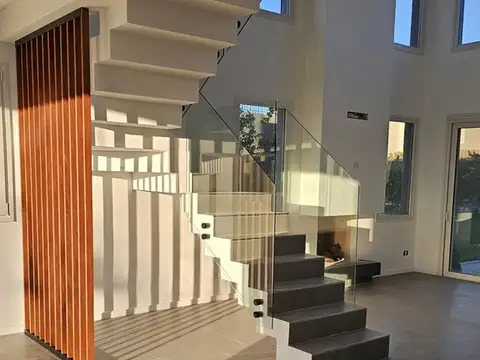 Casa 4 ambientes con 4 baños