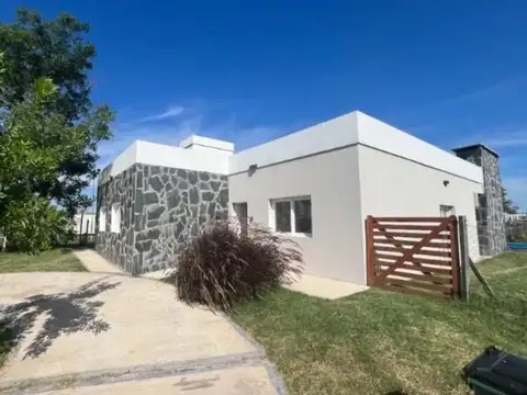 Casa Chalet  en Alquiler en Santa Lucia, Pilar del Este, Pilar