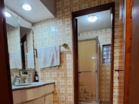 Oficina 8 ambientes con 2 baños