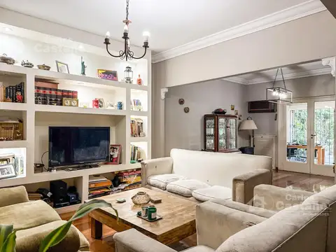 Chalet Clásico en 2 Plantas, 5 Amb. con Gran Fondo, Piscina, Garaje y Quincho