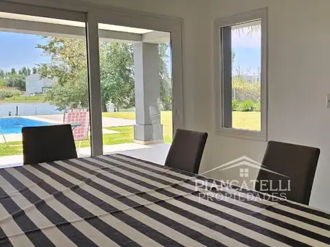 Casa en Venta con 2 cocheras