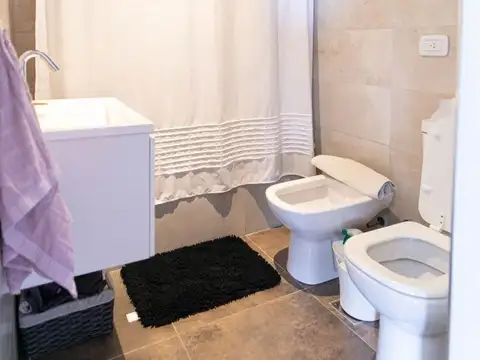Amplio ambiente de 45 m2 divisible con balcón orientado al Norte.  Apto Profesional.