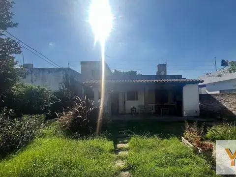 Casa en venta - 3 Dormitorios 1 Baño - 327mts2 - Grand Bourg