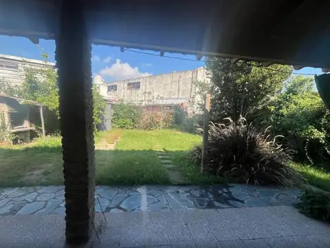 Casa en venta - 3 Dormitorios 1 Baño - 327mts2 - Grand Bourg