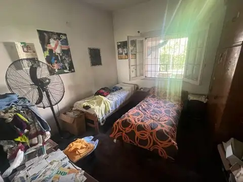 Casa en venta - 3 Dormitorios 1 Baño - 327mts2 - Grand Bourg