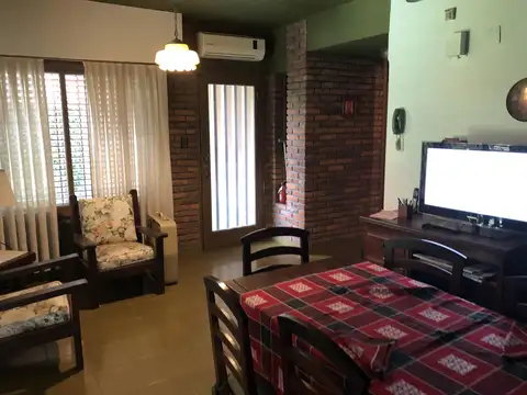 Casa 6 ambientes con 2 baños