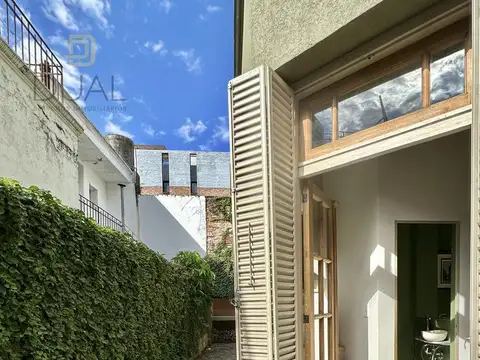 VENTA CASA RECICLADA TRES DORMITORIOS CON PATIO PARRILLERO PILETA COCHERA EN ZONA PICHINCHA