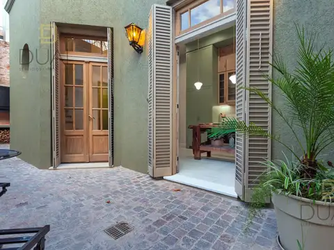 VENTA CASA RECICLADA TRES DORMITORIOS CON PATIO PARRILLERO PILETA COCHERA EN ZONA PICHINCHA