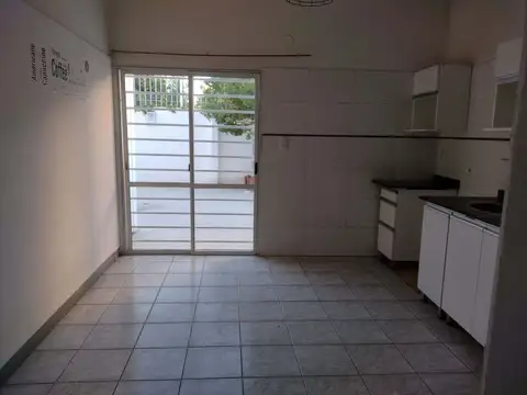 Casa 8 ambientes con 2 baños