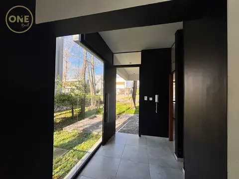 Casa en Alquiler con 3 cocheras