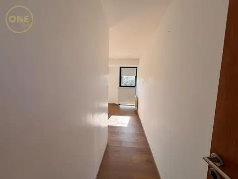 Casa en Alquiler con 3 cocheras