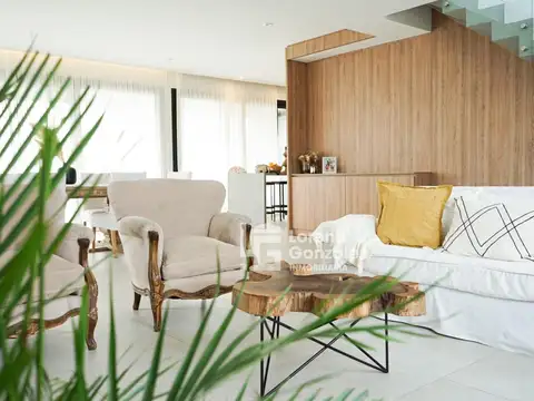 Casa en Venta con 2 cocheras