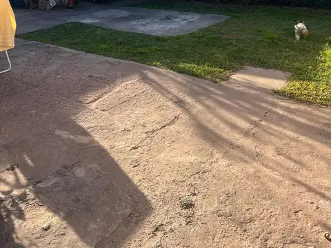 VENTA CASA tres dormitorios - Barrio sur.-