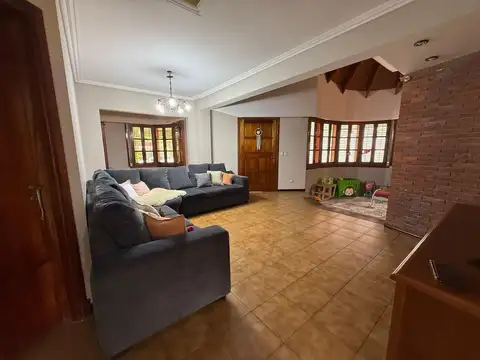Casa en Venta con 2 cocheras