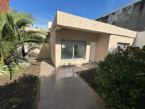 Casa  En Venta En Castelar, Morón, G.b.a. Zona Oeste