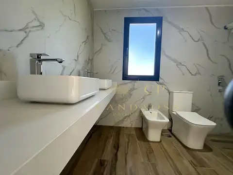 Casa en Venta con 7 cocheras