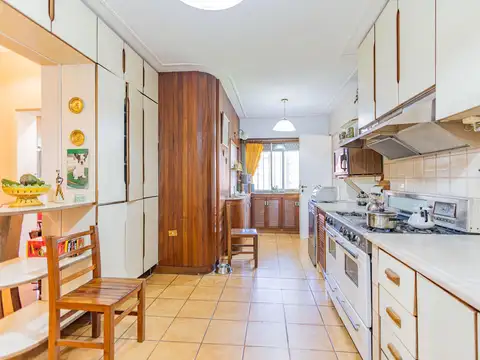 Casa en lo mejor de  Banfield sobre espectacular lote triple frente
