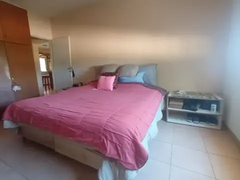 VENDO CASA CON PILETA EN BARRIO UNIVERSITARIO