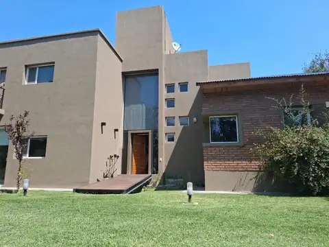 Venta de Casa de 4 dormitorios en B° Privado Las Pergolas -