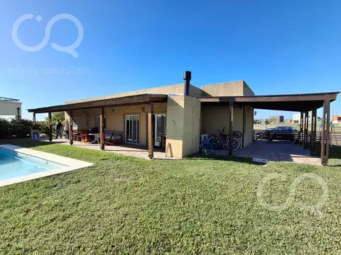 Casa 4 ambientes con 2 baños