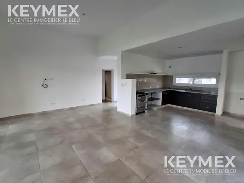 Casa en Alquiler con 2 cocheras