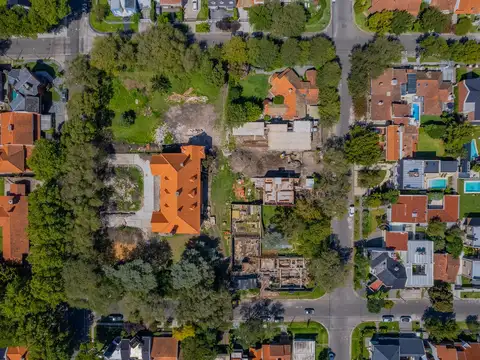 Excelente lote en exclusiva manzana del barrio Los Troncos.