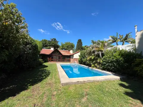 Casa en ALQUILER de 3 dormitorios, jardín con pileta y quincho! Barrio Alberdi