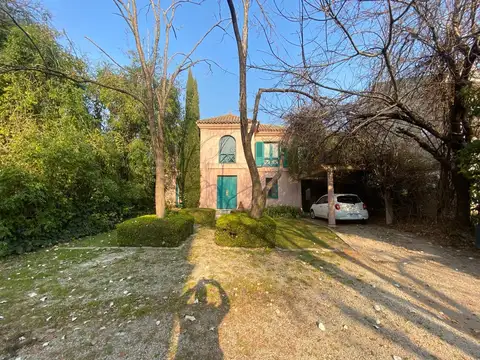 Venta. Lindísima casa 2 plantas en Barrio Santa Clara. Patricias Argentinas al 3500. 243 m2