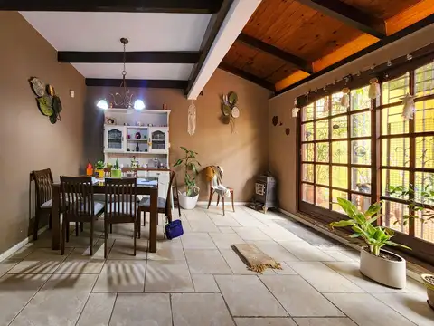 Casa 5 ambientes con 2 baños