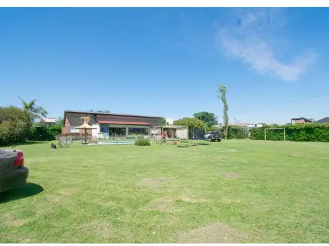 Casa en Alquiler con 2 cocheras