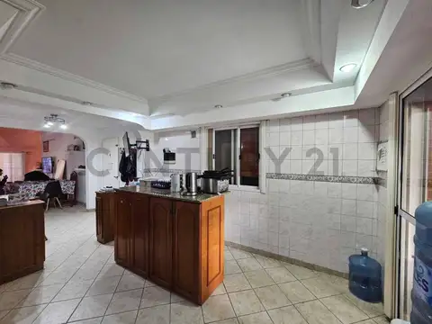 Casa de 5 ambientes en venta con pileta, quincho y amplio parque en Bella Vista (Permuta)