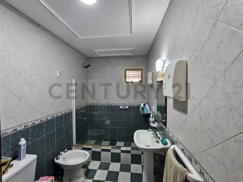 Casa de 5 ambientes en venta con pileta, quincho y amplio parque en Bella Vista