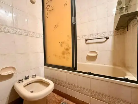 HERMOSA CASA 7 AMB C/COCHERA PATIO Y PILETA